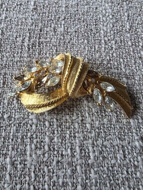 Vintage BSK rhinestone ribbon brooch in Gold-tone